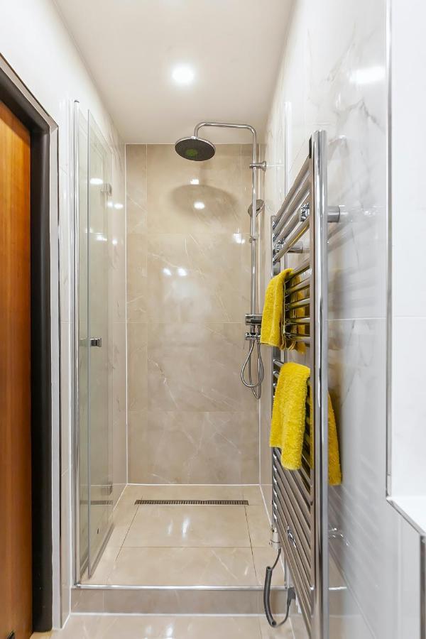 Appartamento Popular Location / Street View / 4 Ppl / Netflix Praga Esterno foto