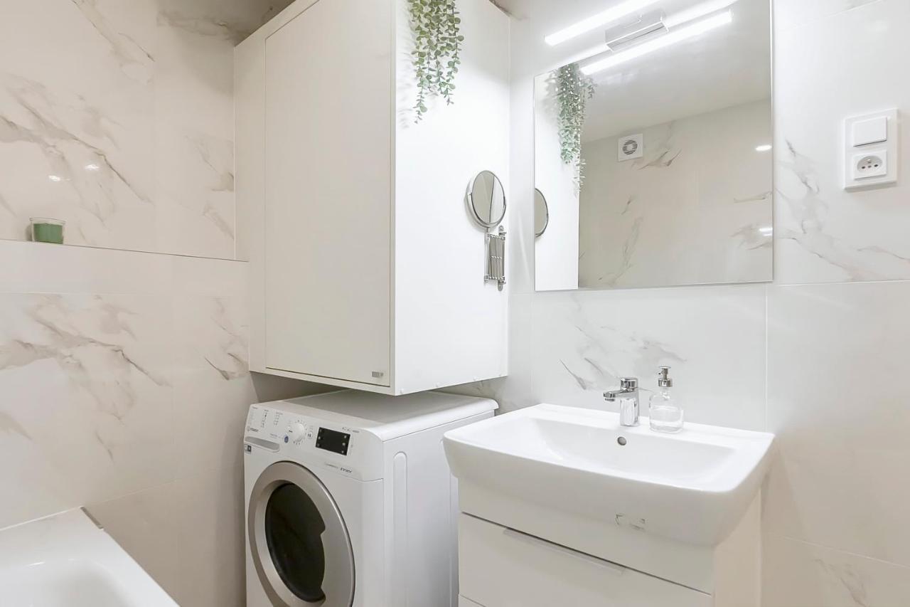 Appartamento Popular Location / Street View / 4 Ppl / Netflix Praga Esterno foto